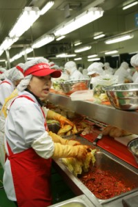 전혜숙 감사가 천사의 집에 방문을 위해 직접 김치를 담고 있다.