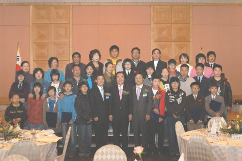 전라북도의사회로부터 장학금을 수여받은 학생들과 함께