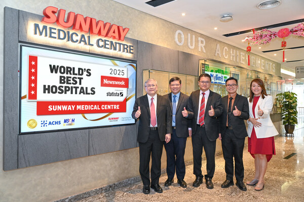 (from left) Dato Lau Beng Long, President, Sunway Healthcare Group (SHG); Dr Khoo Chow Huat, Managing Director, Hospital & Healthcare Operations, SHG; Dr Seow Vei Ken, Chief Executive Officer, Sunway Medical Centre, Sunway City (SMC); Dr Low Kwai Siong, Medical Director, SMC; and Tan Mei Shin, Senior Director, Business Development and Corporate Communications, SMC